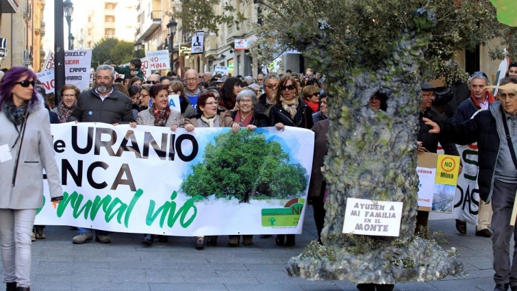 Spanier und Portugiesen demonstrieren gemeinsam gegen die Uranmine (Bild: Deutschlandfunk/Agencia EFE)