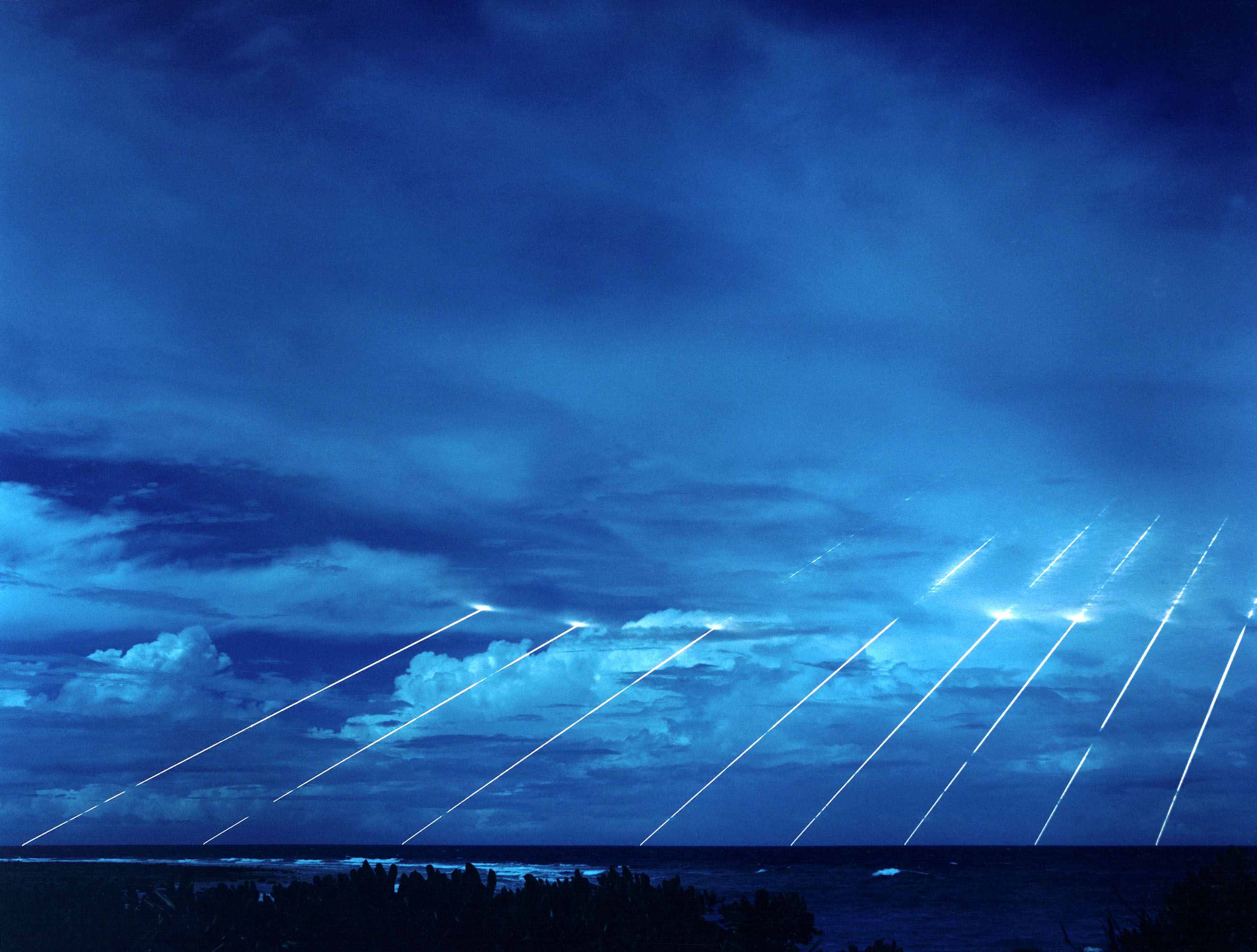 Spuren von amerikanischen Peacekeeper-Raketen nach einem Test am Himmel der Südsee. Jede Rakete kann mehrere Sprengköpfe von der sechsfachen Sprengkraft der über Hiroshima abgeworfenen Atombombe tragen. Die Raketen wurden 2005 ausser Dienst gestellt. (Bild: US-Verteidigungsministerium)