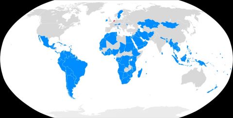 Blau die 121 Unterzeichnerstaaten des Atomwaffenverbotsvretrages (Karte: Nord Nord West)