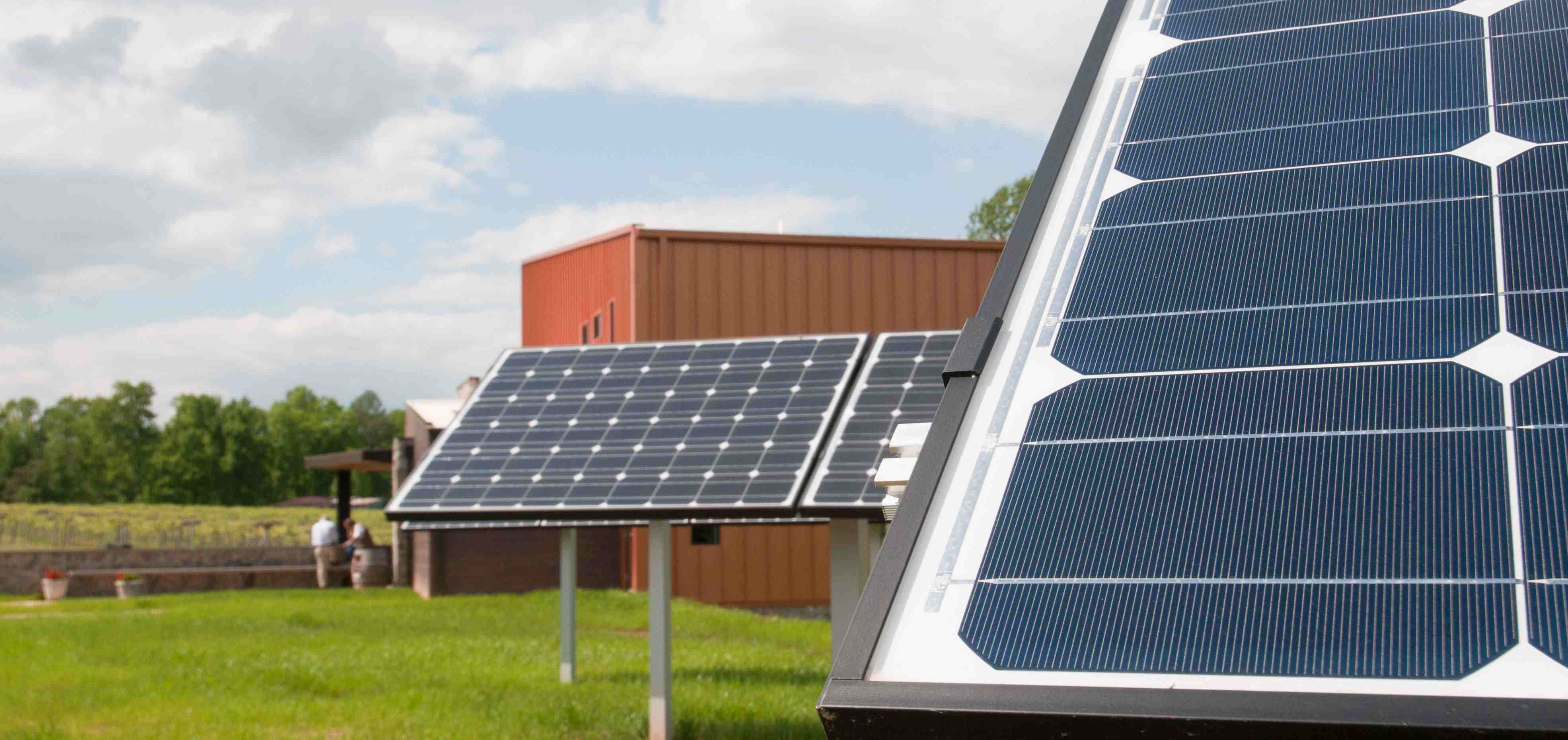 Photovoltaik-Anlage auf dem Weinberg von Cooper Vineyards in Virginia. Der Betrieb wurde für die Bemühungen um CO2-Neutralität vom Landwirtschaftsministerium ausgezeichnet. ( BIld: US Department of Agriculture&quot;