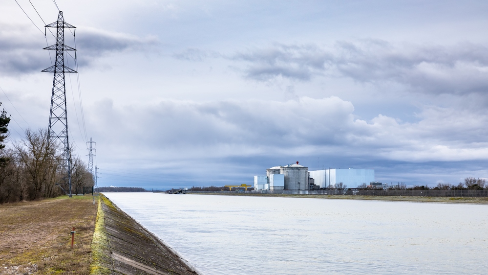 Seit vergangenem Jahr sind die beiden Druckwasserreaktoren des französischen AKW Fessenheim abgeschaltet. Es werden bis auf längerees die einzigen bleiben. Der französische Atomausstieg ist ausgesetzt. (Bild: magann)