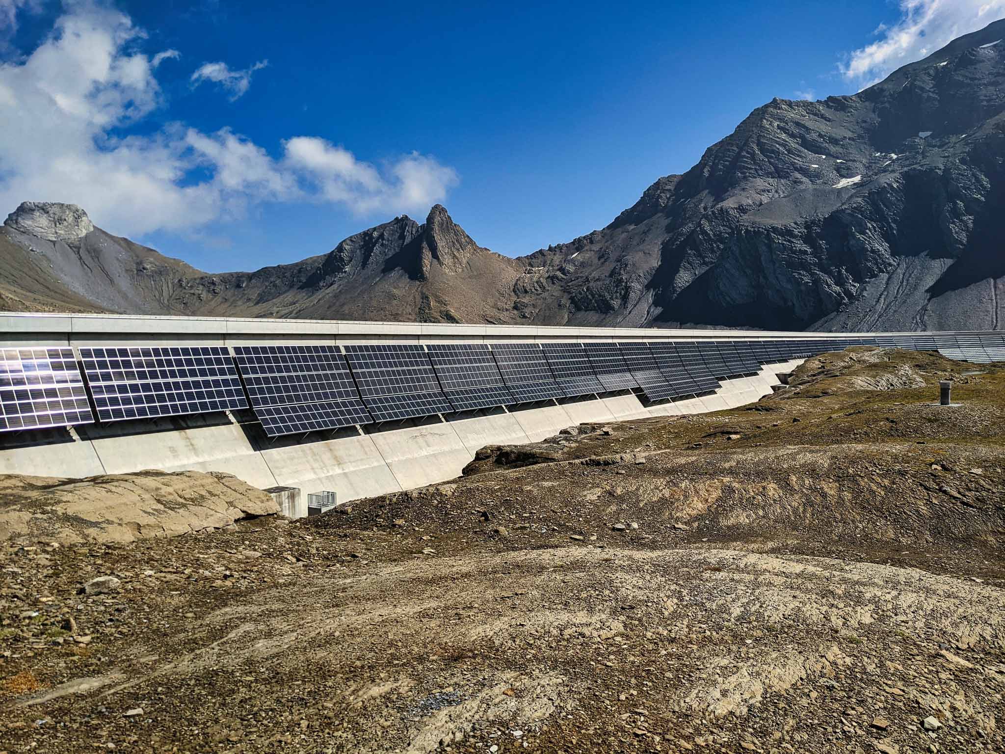 Die Staumauer am Muttsee ist dank ihrer Ausrichtung, Infrastruktur und Höhenlage für eine Solaranlage gut geeignet. (Bild: Simon Michael)