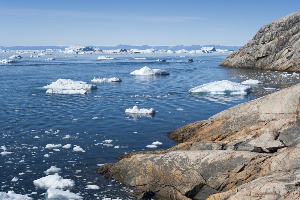 Eisberge vor der Küste Grönlands. Um bis zu dreimal höher könnten die Temperaturen an den Polkappen steigen als im globalen Durchschnitt. (Bild: Denis Burdin)
