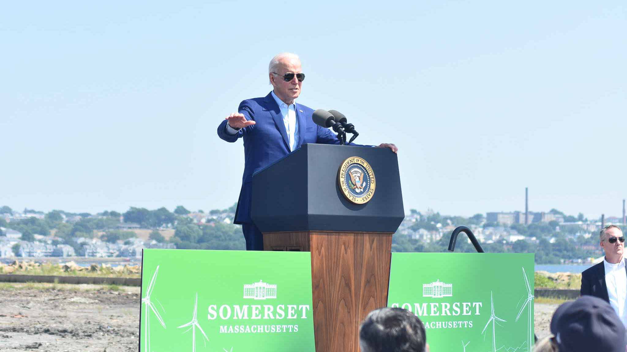 Joe Biden verkündet beim Besuch eines ehemaligen Kohlekraftwerks im Bundesstaat Massachusetts im Juli Kilma-Massnahmen (Bild: thenews2.com)