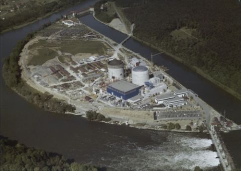 Das Atomkraftwerk Beznau kurz vor der Inbetriebnahme des ersten Reaktors im Dezember 1969. ( Bild: Swissair Photo AG, ETH-Bildarchiv)