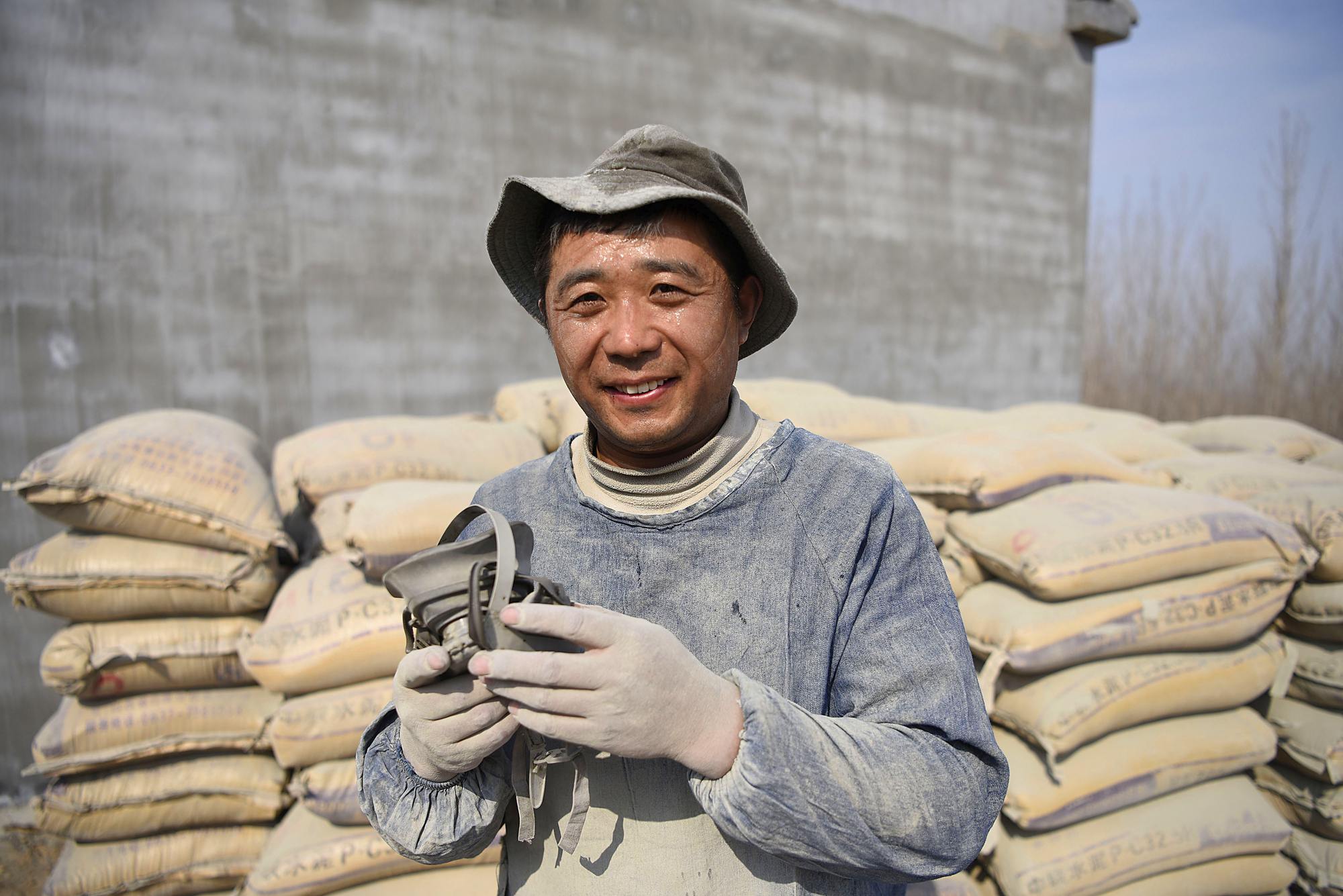 Tian Jujin, Vater von Zwillingen, verdient seinen Lebensunterhalt mit dem Transport von Zementsäcken – 6000 Tonnen sind es pro Jahr. (Bild: China Images)